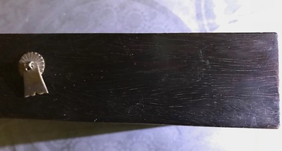Een Chinees houten schrijn met inscriptie en inlegwerk, 19/20e eeuw