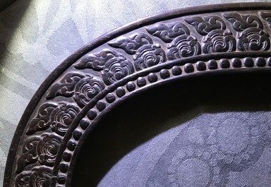 Een Chinees houten schrijn met inscriptie en inlegwerk, 19/20e eeuw