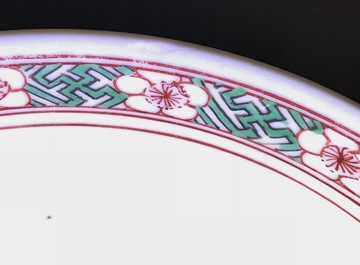 Un bol en porcelaine de Chine wucai &agrave; d&eacute;cor de gar&ccedil;ons avec des fleurs de lotus, &eacute;poque Transition