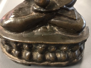 Une figure de Bouddha et une d'un musicien en bronze, Chine et Sino-Tibet, 17/18&egrave;me