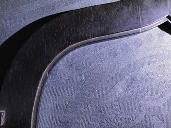 Een Chinees houten schrijn met inscriptie en inlegwerk, 19/20e eeuw
