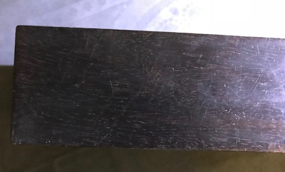 Een Chinees houten schrijn met inscriptie en inlegwerk, 19/20e eeuw