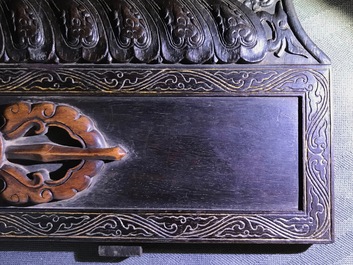 Een Chinees houten schrijn met inscriptie en inlegwerk, 19/20e eeuw