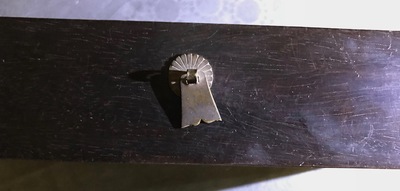 Een Chinees houten schrijn met inscriptie en inlegwerk, 19/20e eeuw