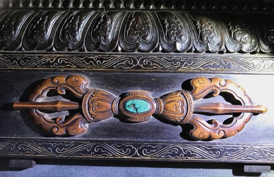 Een Chinees houten schrijn met inscriptie en inlegwerk, 19/20e eeuw