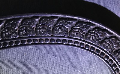 Een Chinees houten schrijn met inscriptie en inlegwerk, 19/20e eeuw