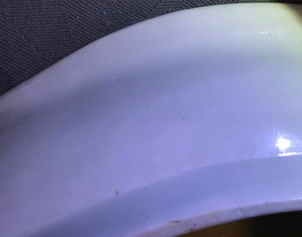 Een paar Japanse Kakiemon-stijl schotels in de vorm van een karper, Hizen, Edo, 17e eeuw