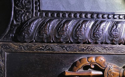 Een Chinees houten schrijn met inscriptie en inlegwerk, 19/20e eeuw