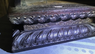 Een Chinees houten schrijn met inscriptie en inlegwerk, 19/20e eeuw