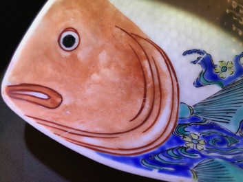 Een paar Japanse Kakiemon-stijl schotels in de vorm van een karper, Hizen, Edo, 17e eeuw