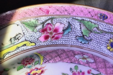 Deux paires d'assiettes en porcelaine de Chine famille rose et verte, Yongzheng/Qianlong