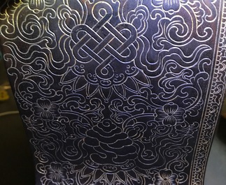 Een Chinees houten schrijn met inscriptie en inlegwerk, 19/20e eeuw