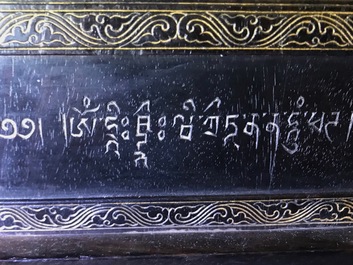 Een Chinees houten schrijn met inscriptie en inlegwerk, 19/20e eeuw