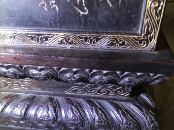 Een Chinees houten schrijn met inscriptie en inlegwerk, 19/20e eeuw