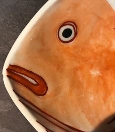 Een paar Japanse Kakiemon-stijl schotels in de vorm van een karper, Hizen, Edo, 17e eeuw