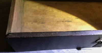 Een Chinees houten schrijn met inscriptie en inlegwerk, 19/20e eeuw