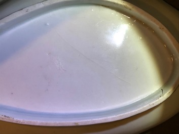 Een paar Japanse Kakiemon-stijl schotels in de vorm van een karper, Hizen, Edo, 17e eeuw