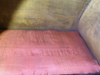 Een Chinees houten schrijn met inscriptie en inlegwerk, 19/20e eeuw