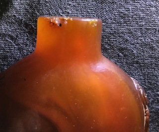 Een Chinese snuiffles in amber, 18/19e eeuw