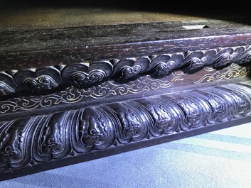 Een Chinees houten schrijn met inscriptie en inlegwerk, 19/20e eeuw