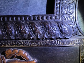 Een Chinees houten schrijn met inscriptie en inlegwerk, 19/20e eeuw
