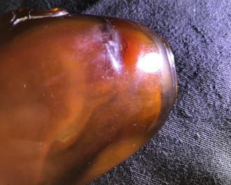 Een Chinese snuiffles in amber, 18/19e eeuw