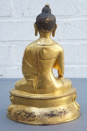 Een Tibetaanse verguld bronzen figuur van Boeddha met Vajra, 19e eeuw