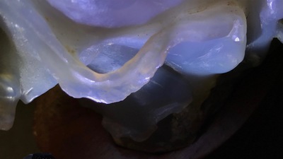 Une figure d'une femme et un vase d&eacute;coratif en agate sculpt&eacute;, Chine, 19/20&egrave;me