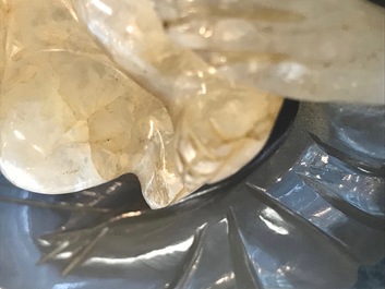 Une figure d'une femme et un vase d&eacute;coratif en agate sculpt&eacute;, Chine, 19/20&egrave;me