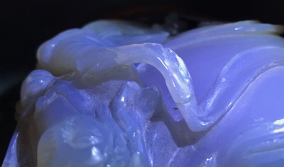 Une figure d'une femme et un vase d&eacute;coratif en agate sculpt&eacute;, Chine, 19/20&egrave;me
