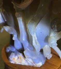 Une figure d'une femme et un vase d&eacute;coratif en agate sculpt&eacute;, Chine, 19/20&egrave;me