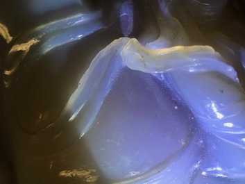 Une figure d'une femme et un vase d&eacute;coratif en agate sculpt&eacute;, Chine, 19/20&egrave;me