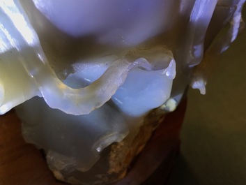 Une figure d'une femme et un vase d&eacute;coratif en agate sculpt&eacute;, Chine, 19/20&egrave;me