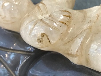Une figure d'une femme et un vase d&eacute;coratif en agate sculpt&eacute;, Chine, 19/20&egrave;me