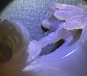 Une figure d'une femme et un vase d&eacute;coratif en agate sculpt&eacute;, Chine, 19/20&egrave;me