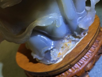 Une figure d'une femme et un vase d&eacute;coratif en agate sculpt&eacute;, Chine, 19/20&egrave;me