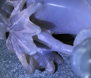 Une figure d'une femme et un vase d&eacute;coratif en agate sculpt&eacute;, Chine, 19/20&egrave;me