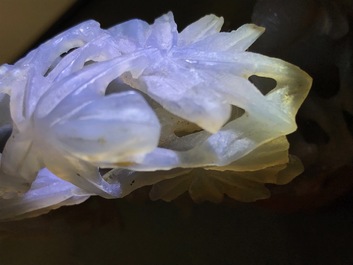 Une figure d'une femme et un vase d&eacute;coratif en agate sculpt&eacute;, Chine, 19/20&egrave;me