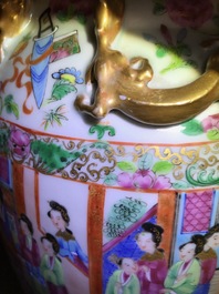 Een paar Chinese Canton famille rose vazen, 19e