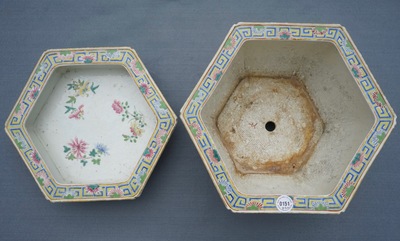 A Chinese famille rose Wu Shuang Pu jardini&egrave;re on stand, 19th C.