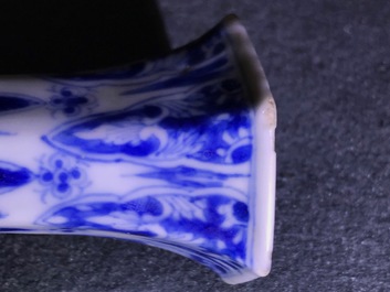 Een Chinese blauwwitte achthoekige flesvormige vaas, Kangxi