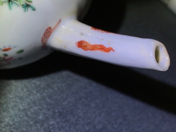Une th&eacute;i&egrave;re en porcelaine de Chine famille rose &agrave; d&eacute;cor d'une femme et un gar&ccedil;on, Qianlong