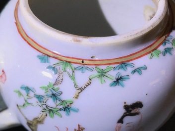 Une th&eacute;i&egrave;re en porcelaine de Chine famille rose &agrave; d&eacute;cor d'une femme et un gar&ccedil;on, Qianlong