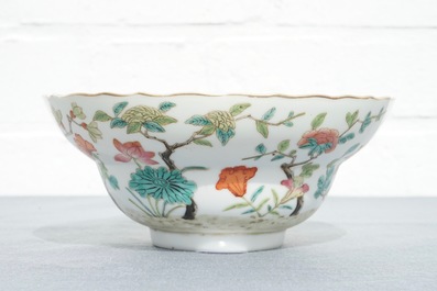 Een Chinese famille rose kom met floraal decor, Daoguang merk, 19e eeuw