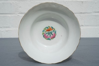Een Chinese famille rose kom met floraal decor, Daoguang merk, 19e eeuw