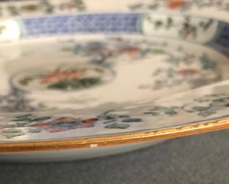 Une paire de plats en porcelaine de Chine doucai, Kangxi