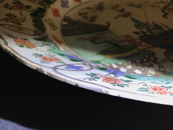 Een grote Chinese famille verte schotel met 'Drie vrienden van de winter', Kangxi