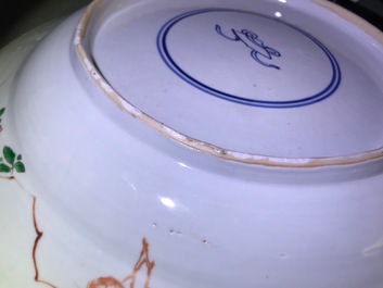 Een grote Chinese famille verte schotel met 'Drie vrienden van de winter', Kangxi