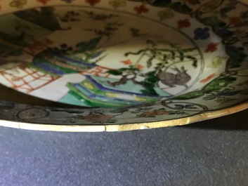 Een grote Chinese famille verte schotel met 'Drie vrienden van de winter', Kangxi