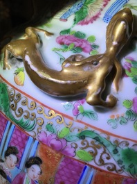 Een paar Chinese Canton famille rose vazen, 19e
